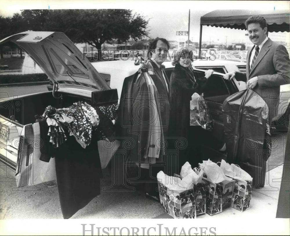 1985 Press Photo Frost Brothers shopping spree winners Howard and Elsie Newton- Historic Images