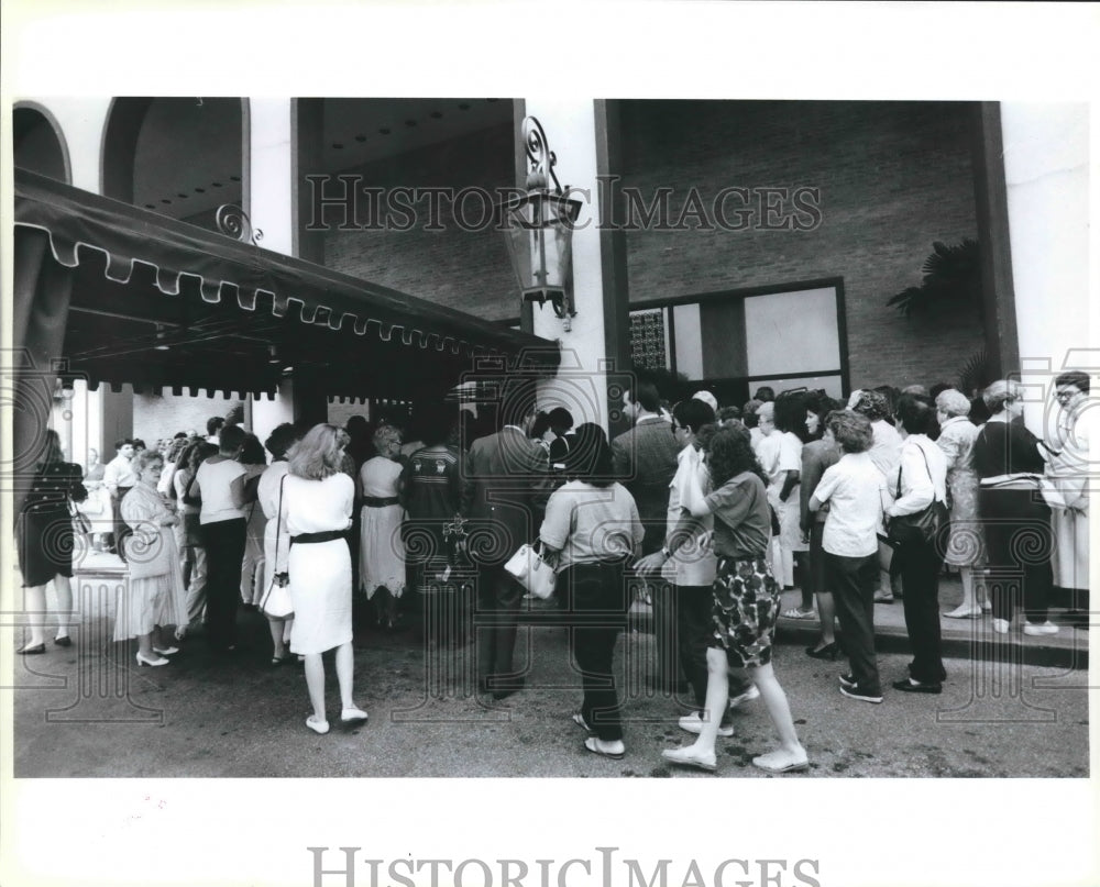 1989 Press Photo A mass of shoppers at the Frost Brothers liquidation sale- Historic Images