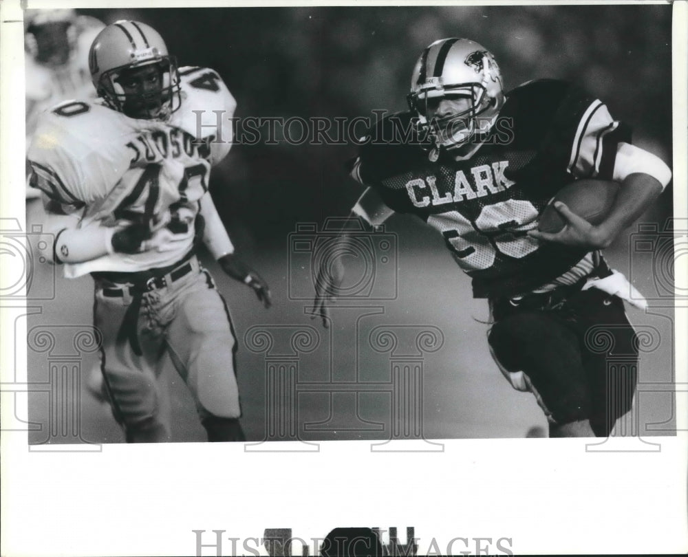 1988 Press Photo Keith Brown of Clark runs past Mike Hendricks of Judson- Historic Images