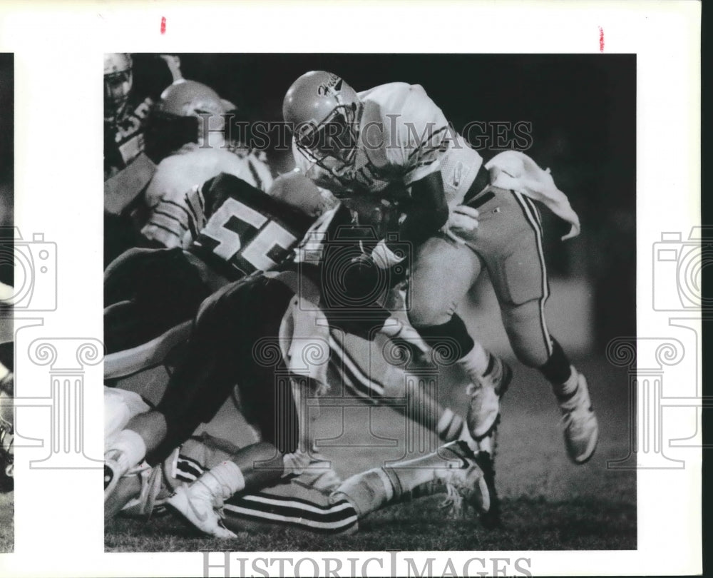 1988 Press Photo Football player Nathan Bennett of Holmes breaks a tackle- Historic Images