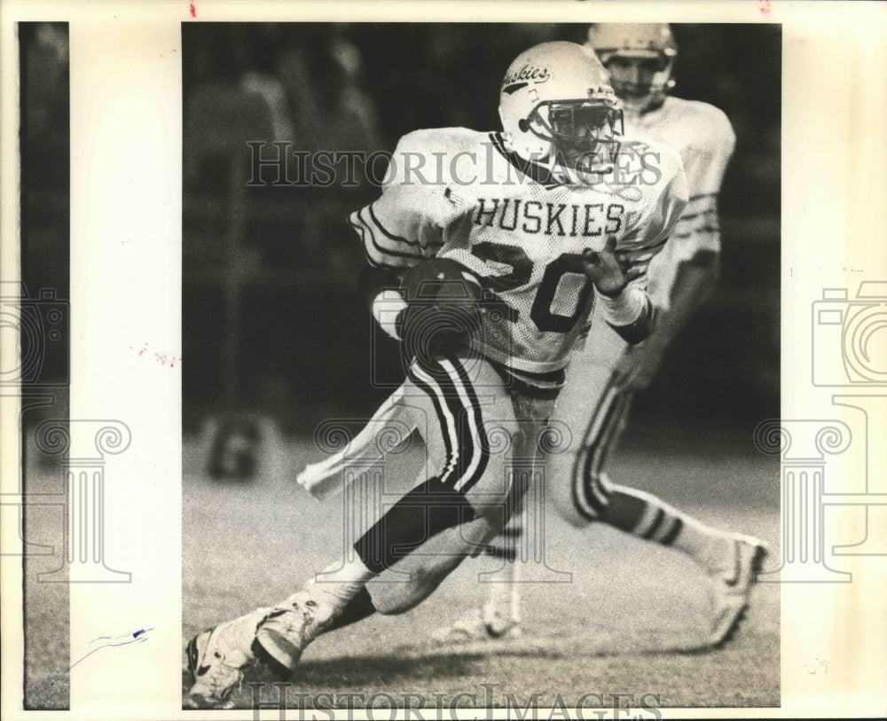 1988 Press Photo Football player Nathan Bennett of Huskies cuts up field- Historic Images