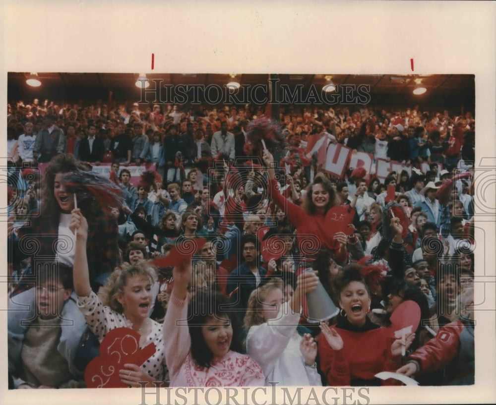 1988 Press Photo A massive crowd cheers during a Judson football pep rally- Historic Images