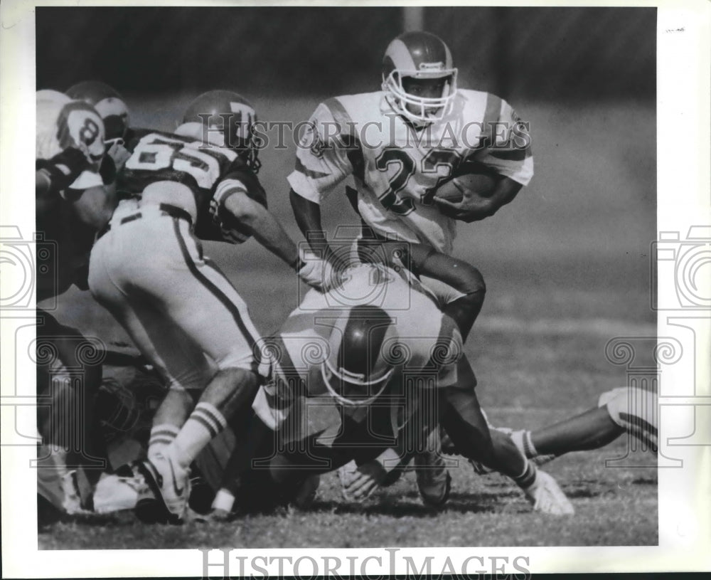 1988 Press Photo Del Rio football player Mke Chavira runs past the Taft defense- Historic Images