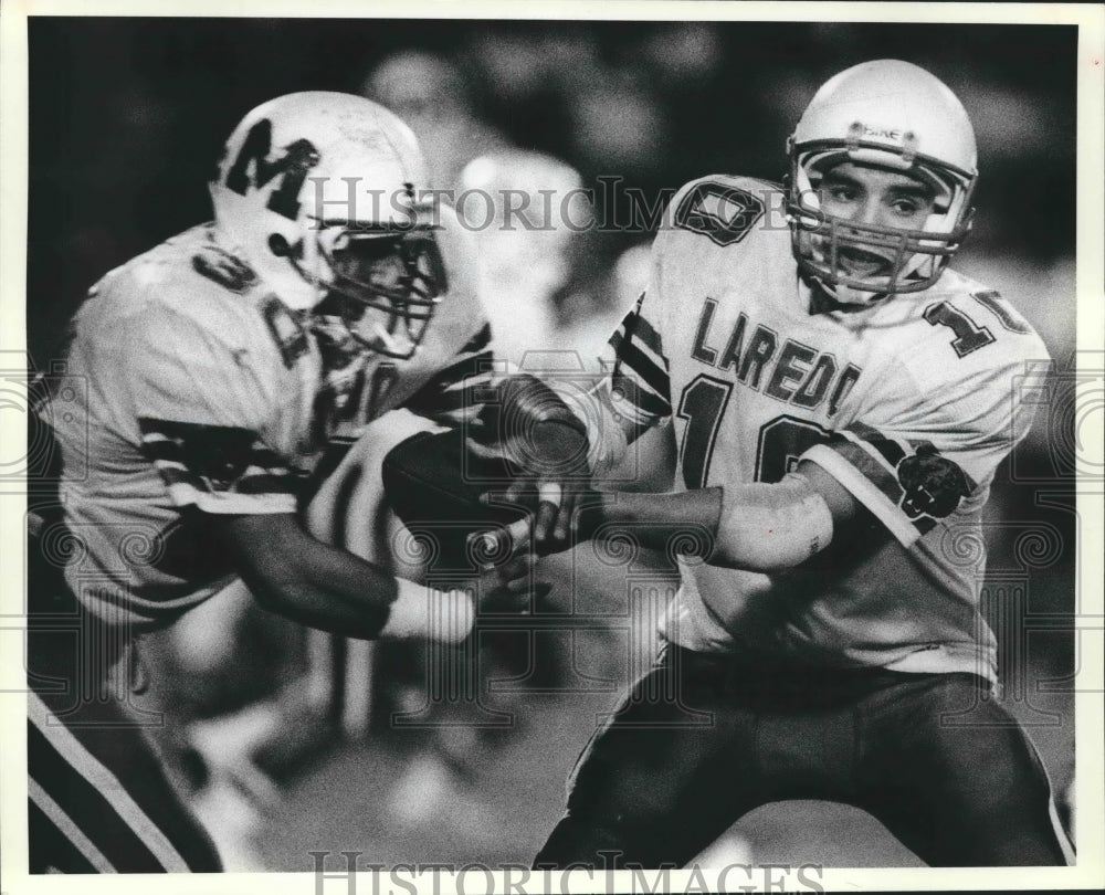 1988 Press Photo Martin quarterback Ricardo Ramirez hands off to Jesus Ramirez- Historic Images