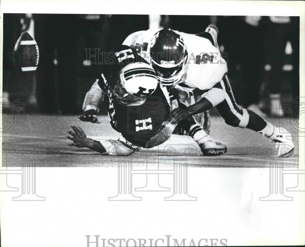 1988 Press Photo Highland tight end Danny Rojas tangles with Ray Williams of TR- Historic Images