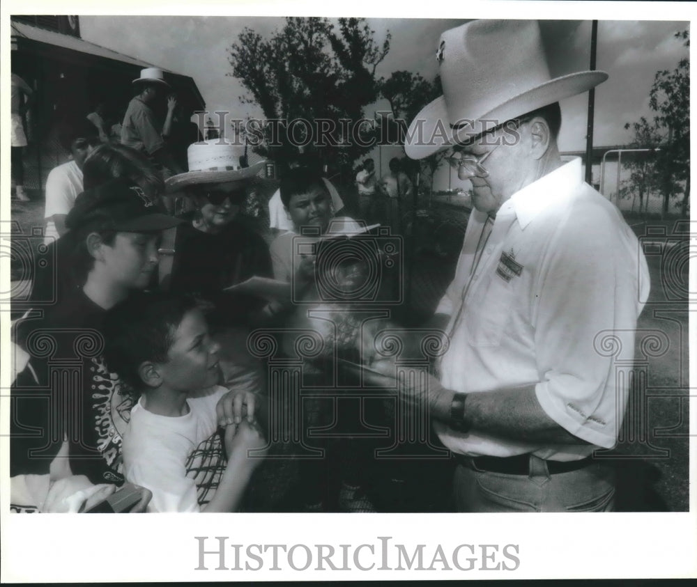 1991 Press Photo Former Houston Oilers Bum Phillips signs autographs- Historic Images