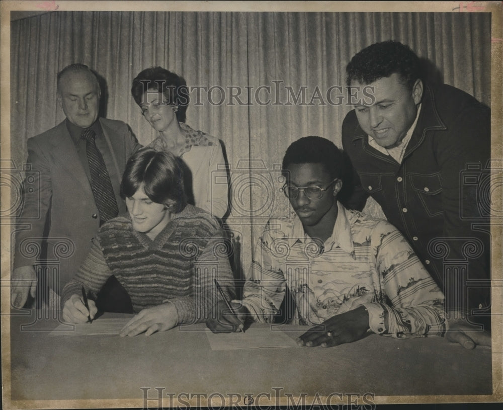 Press Photo Bryan Philips, William Knowles sign Rice football letters of intent- Historic Images