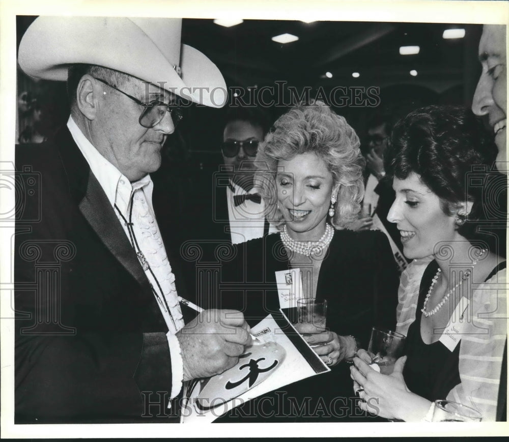 1985 Press Photo New Orleans Saints Bum Phillips signs autographs- Historic Images