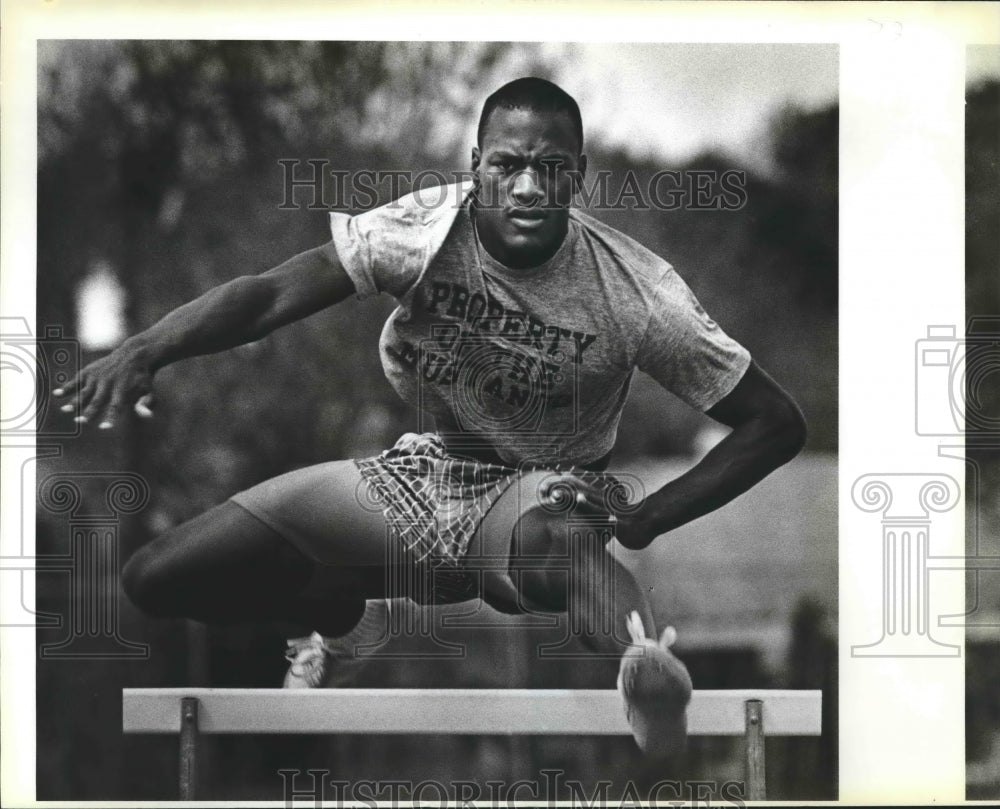 1988 Press Photo Hurdler Nic Pollard of John Jay High School in San Antonio- Historic Images