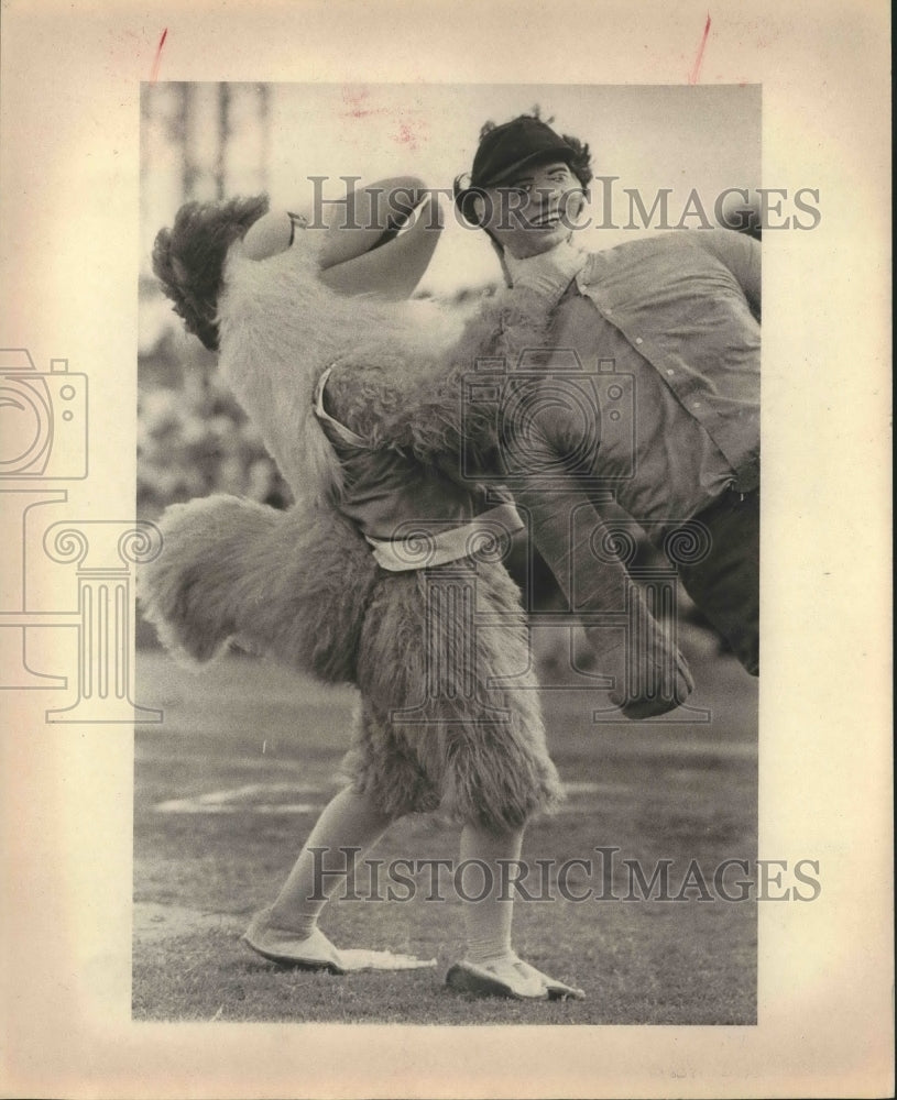 Press Photo The San Diego chicken with a dummy umpire in San Antonio- Historic Images