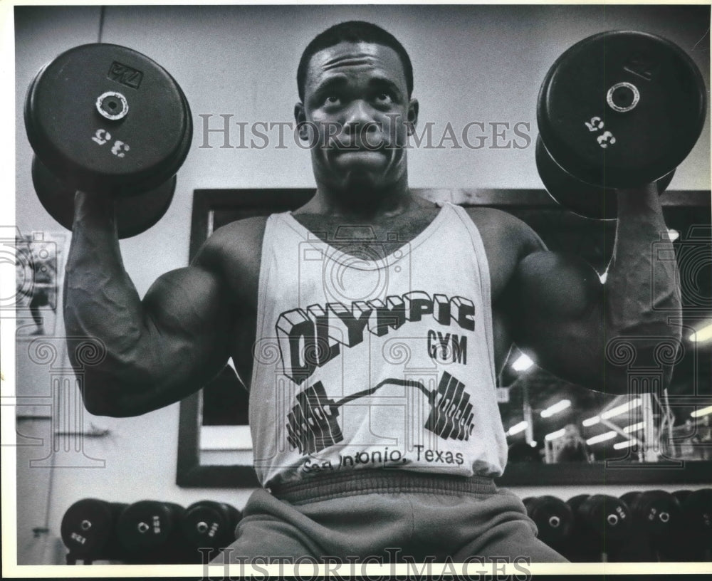 1987 Press Photo Powerlifter Rob Pittman at the Olympic Gym in San Antonio- Historic Images
