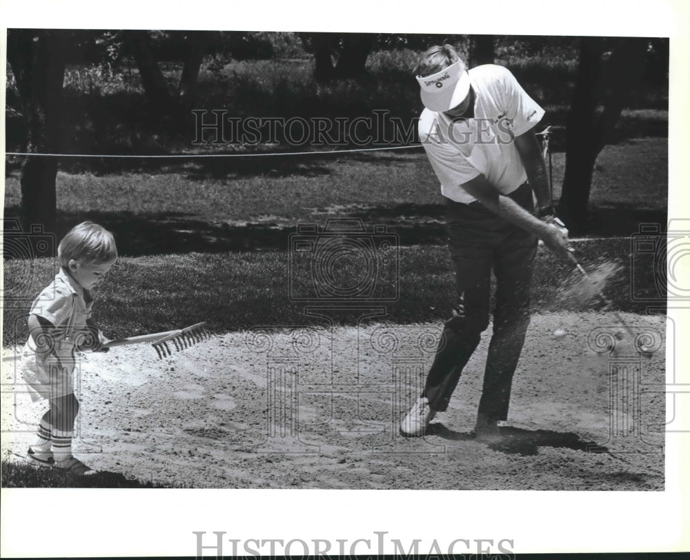 1988 Press Photo Pro golfer Al Geiberger & son in sand trap, PGA Senior Tour- Historic Images