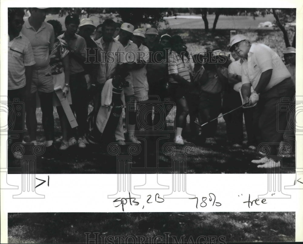 1988 Press Photo Senior PGA Tour pro Billy Casper hits a shot from the gallery- Historic Images