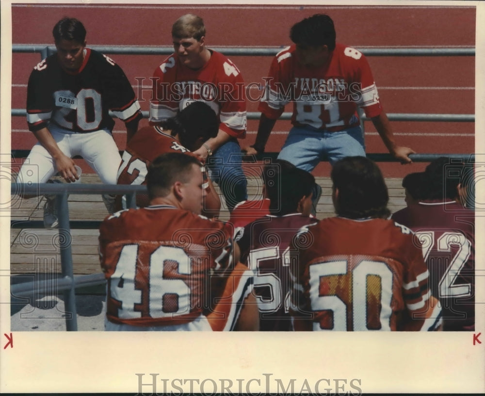 1991 Press Photo San Antonio-area high school football players gather for photo- Historic Images