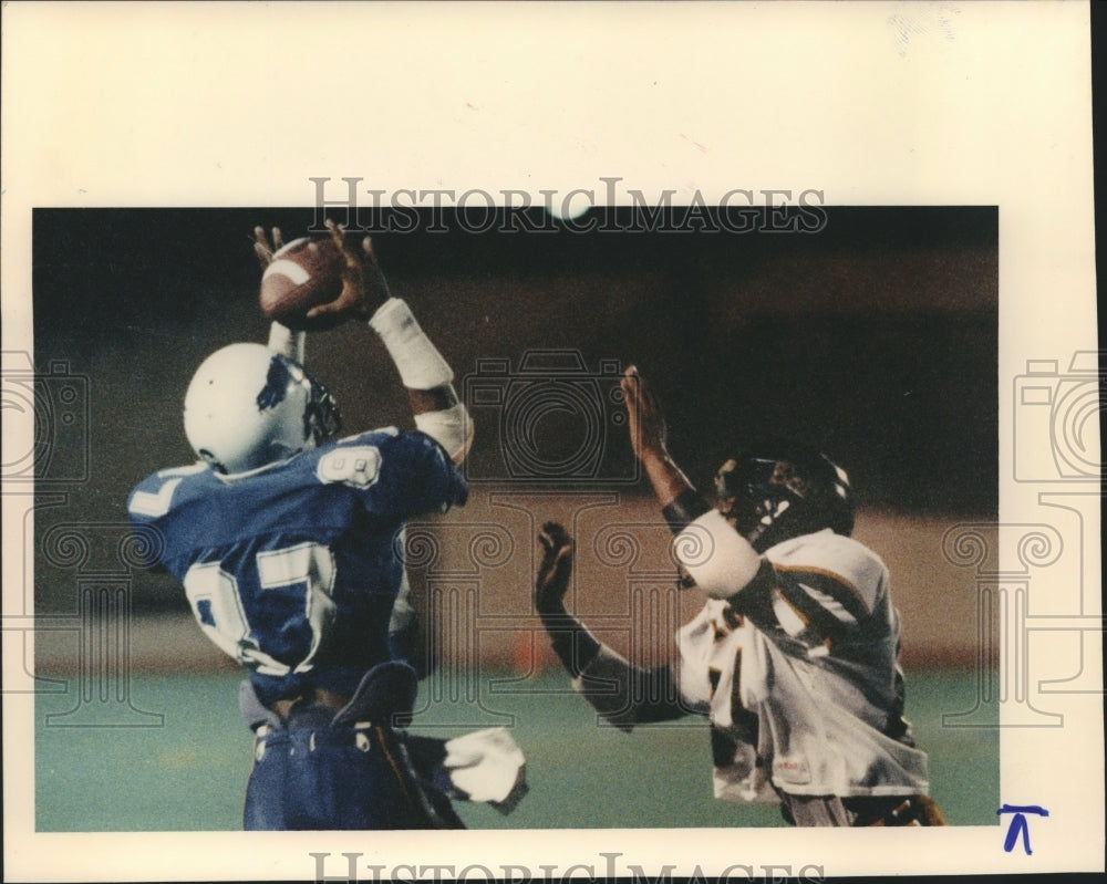 1991 Press Photo Rito Rodriguez catches a pass as Marco Gomez of Edison defends- Historic Images