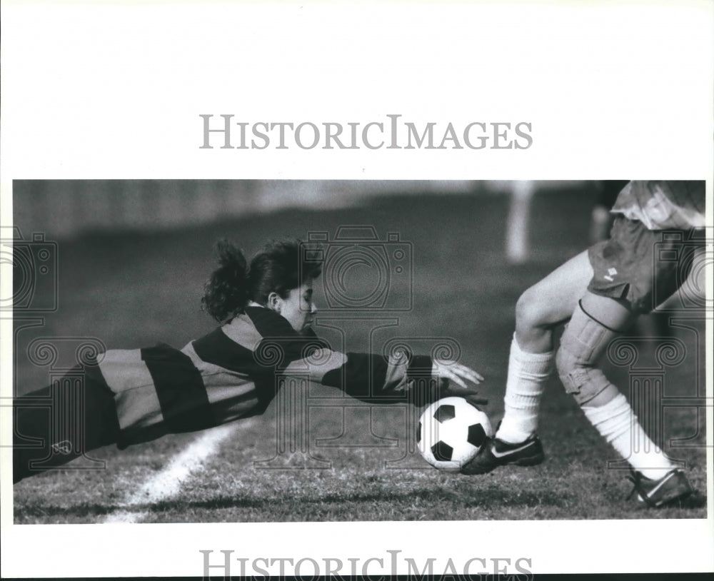 1990 Press Photo McCollum soccer goalie Debra Pavlicek snatches the ball- Historic Images