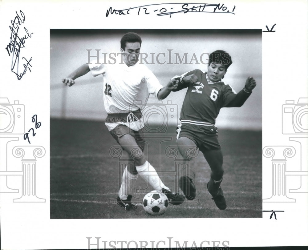 1990 Press Photo Soccer players Don Frazier of MacArthur, Danny Rodriguez of Jay- Historic Images