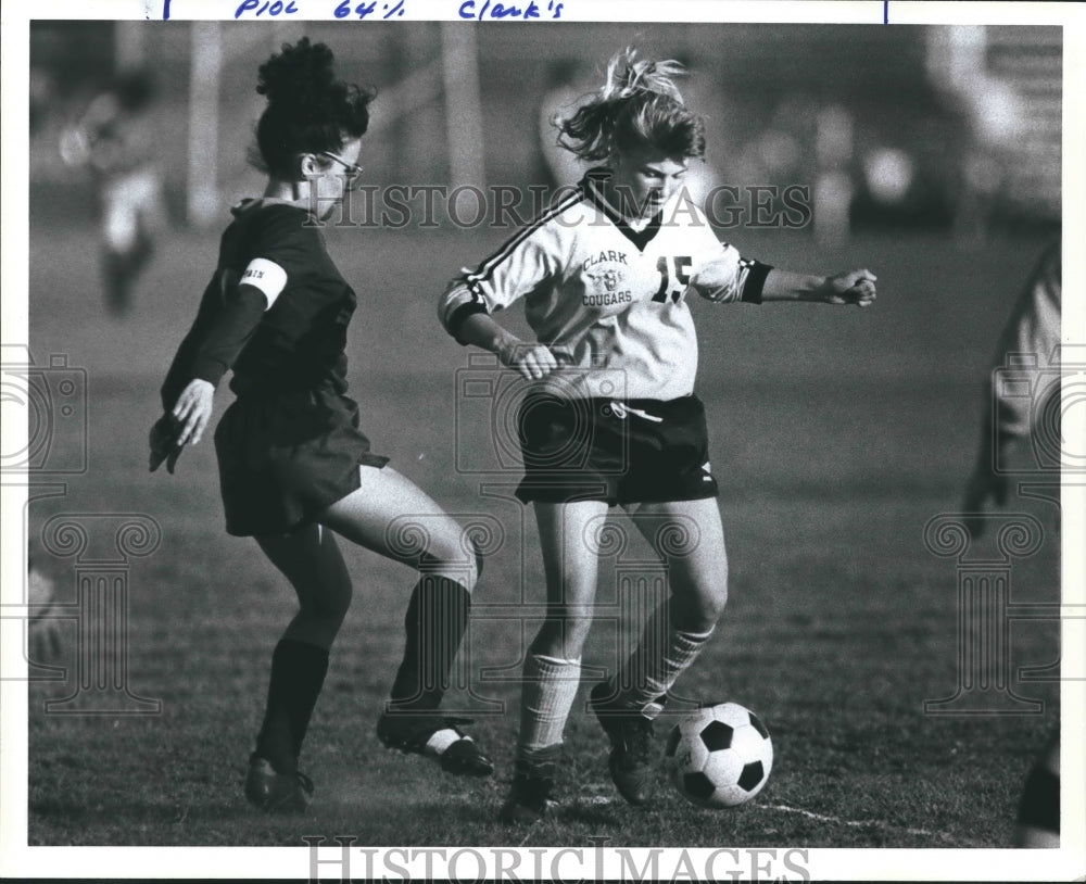 1990 Press Photo Soccer player Kim Compton of Clark dribbles past Harlandale- Historic Images