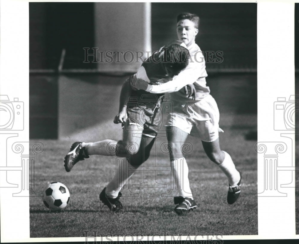 1990 Press Photo Soccer player Ben Hallmon of Lee fouls Chris Haley of Madison- Historic Images