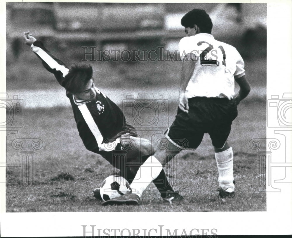 1990 Press Photo Jorge Alva of Marshall duels for ball with Javier Santibenez- Historic Images