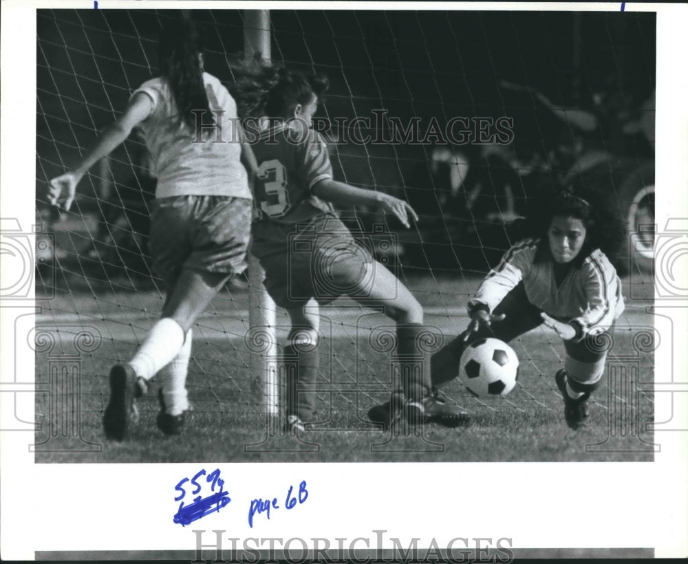 1990 Press Photo Lanier goalie Lucy Adame makes a save on Belinda Zepeda- Historic Images