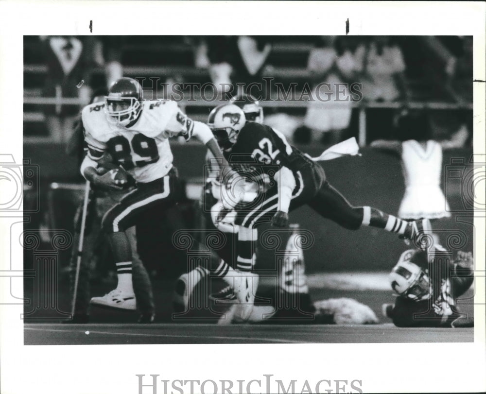 1989 Press Photo Tim Moore of Roosevelt breaks away from the Jefferson defense- Historic Images