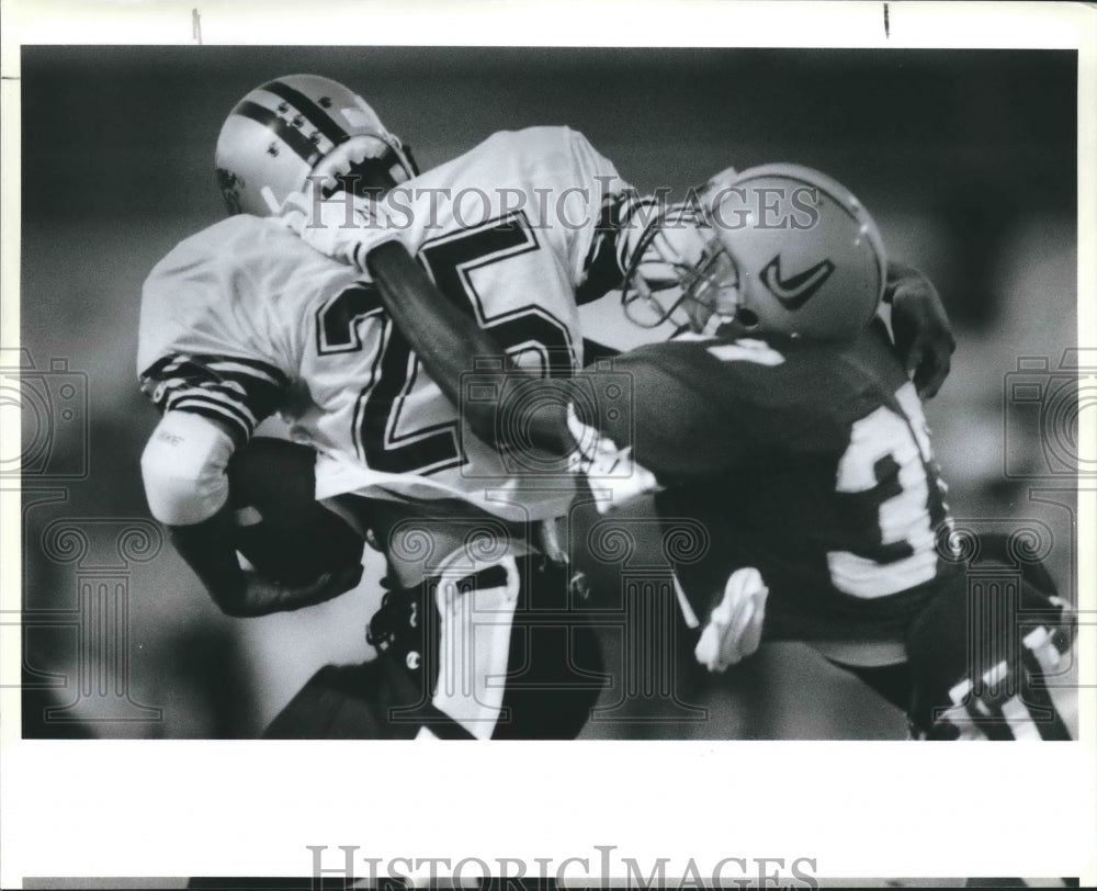 1989 Press Photo Demetric Mass of Judson tackles Desmond Dents of Clark- Historic Images