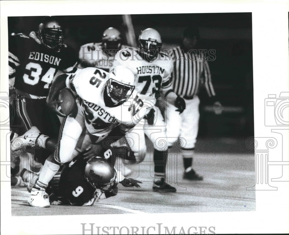 Press Photo James Crumedy of Sam Houston breaks free of the Edison defense- Historic Images