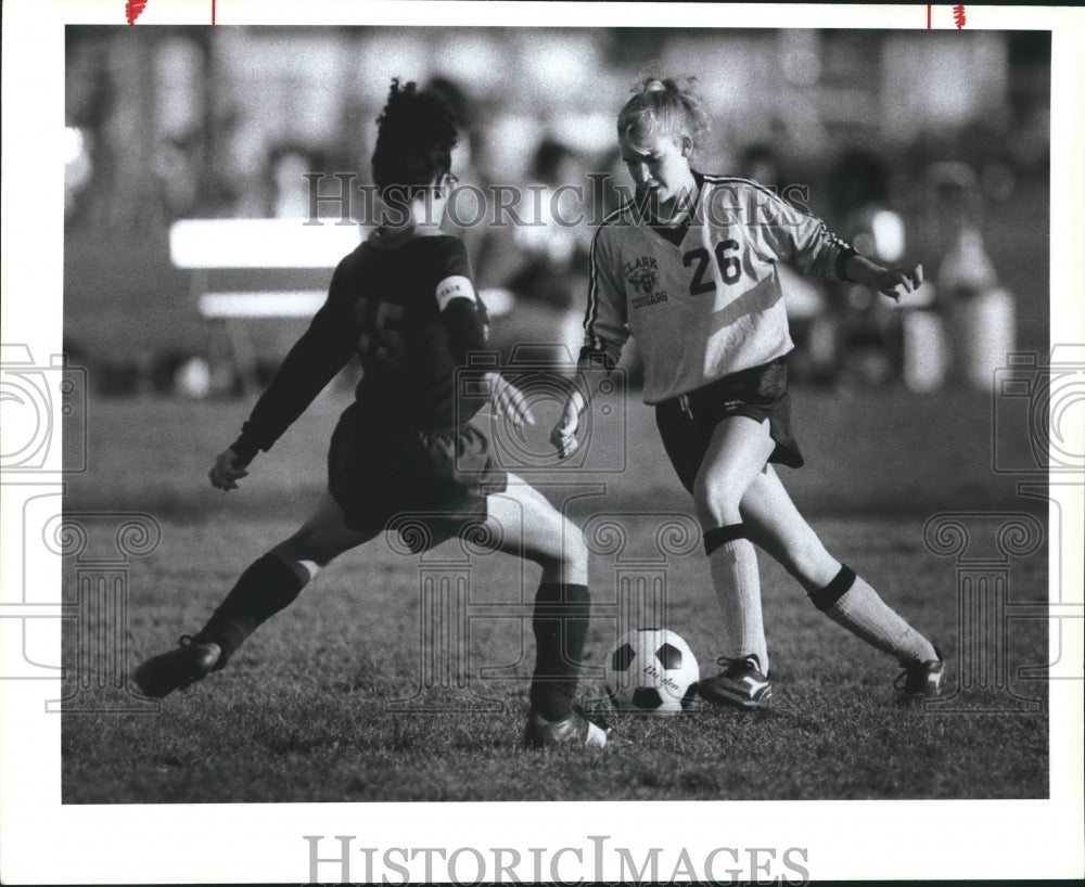 1990 Press Photo Harlandale vs. Clark high school girls soccer action- Historic Images