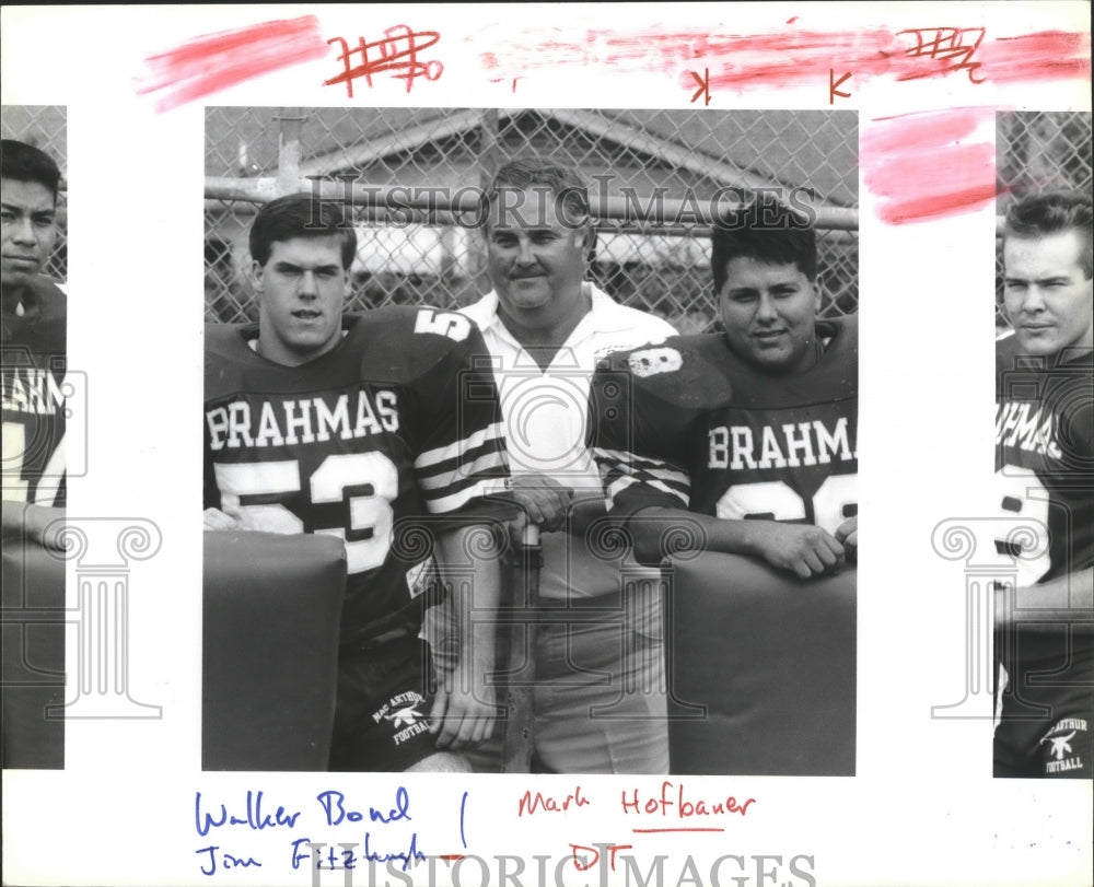 1990 Press Photo MacArthur High School ootball players pose with a- Historic Images