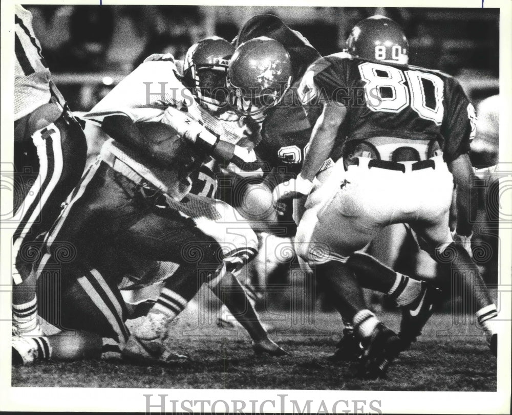 1990 Press Photo MacArthur and Taft tangle in a high school football game- Historic Images