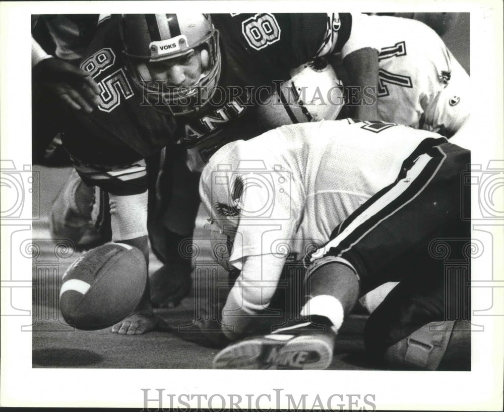 1990 Press Photo Lanier and Brackenridge football players pursue a fumble- Historic Images