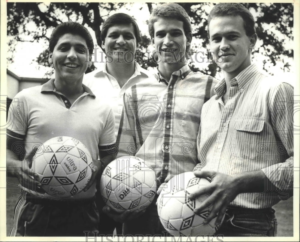 1986 Press Photo UT-San Antonio soccer coach David Olmos with a trio of players- Historic Images