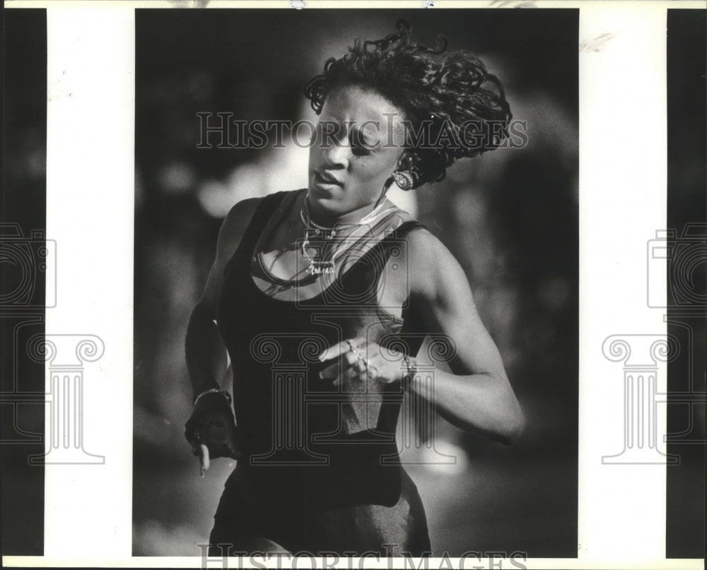 1988 Press Photo UTSA sprinter Teresa Neighbors wins a 200-meter race- Historic Images