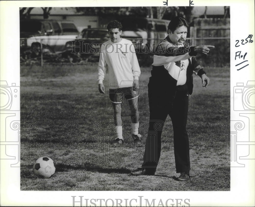 1990 Press Photo Youth soccer coach Jose Cueva with player Anthony Toney- Historic Images