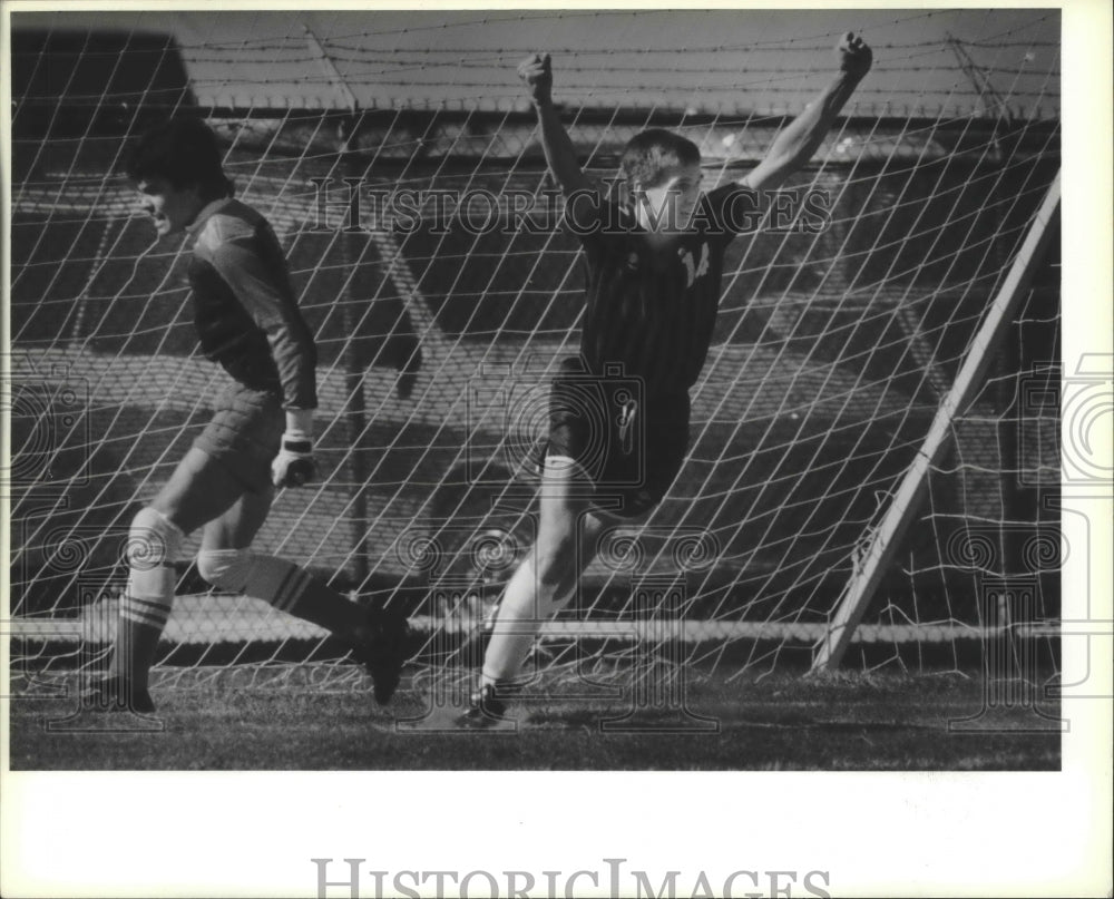 1989 Press Photo Churchill celebrates a goal against Porter in a soccer game- Historic Images