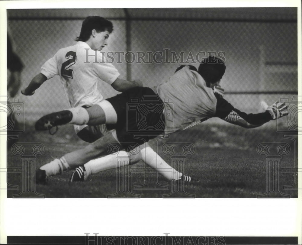 1990 Press Photo Soccer player James Dean of MacArthur scores a goal against Jay- Historic Images