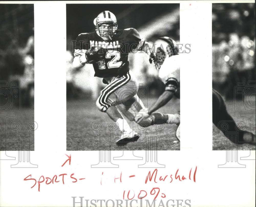 1990 Press Photo Marshall football player V.J. Villarreal avoids a Clark tackle- Historic Images