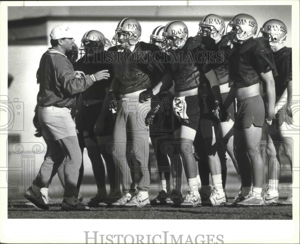 1990 Press Photo Marshall assistant football coach Hector Rodriguez and players- Historic Images