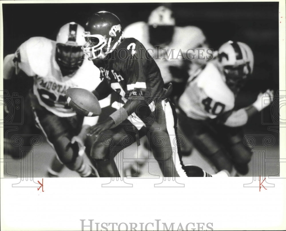 1990 Press Photo Fox Tech football player John Simmons scrambles for yardage- Historic Images