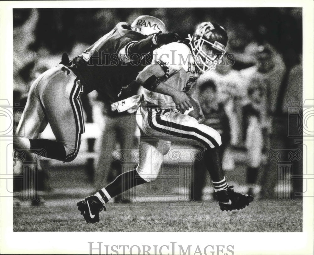 1990 Press Photo Marshall football player Garrick Herbert pursues an opponent- Historic Images