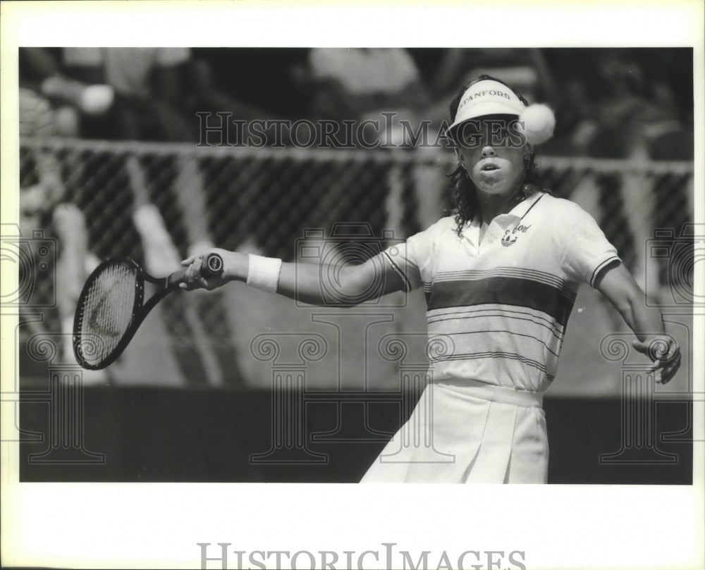 1986 Press Photo Stanford tennis player Patty Fendick returns a Trinity volley- Historic Images