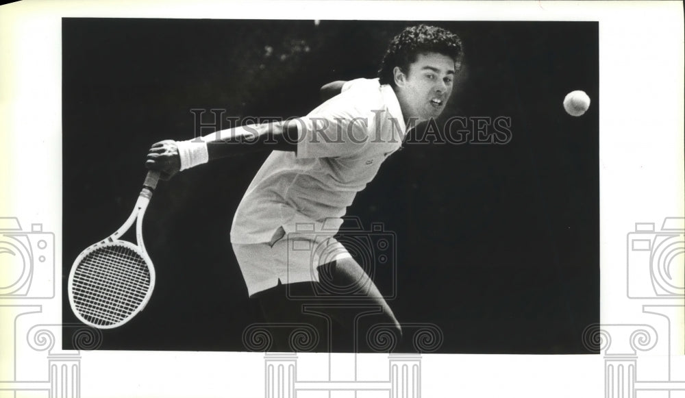 1987 Press Photo Tennis player Mauricio Silva during a Trinity-North Texas match- Historic Images