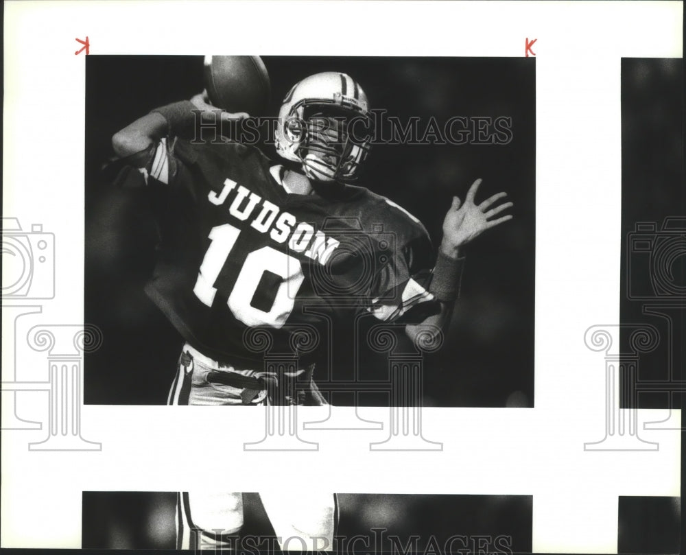 1993 Press Photo Judson football player Terry Hale throws a pass vs. Harlandale- Historic Images