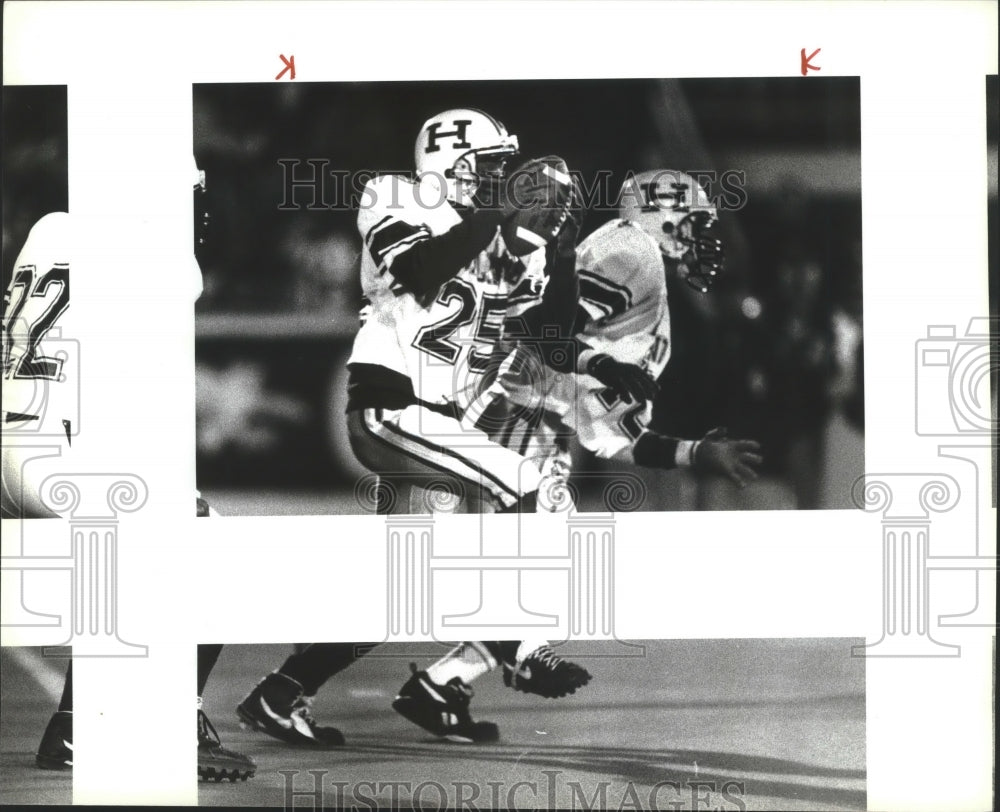 1993 Press Photo Highlands football player Eric Wellington recovers a fumble- Historic Images