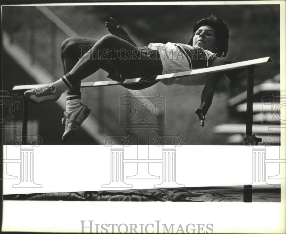 1984 Press Photo Lanier high jumper Annette Rodriguez at Alamo Stadium- Historic Images