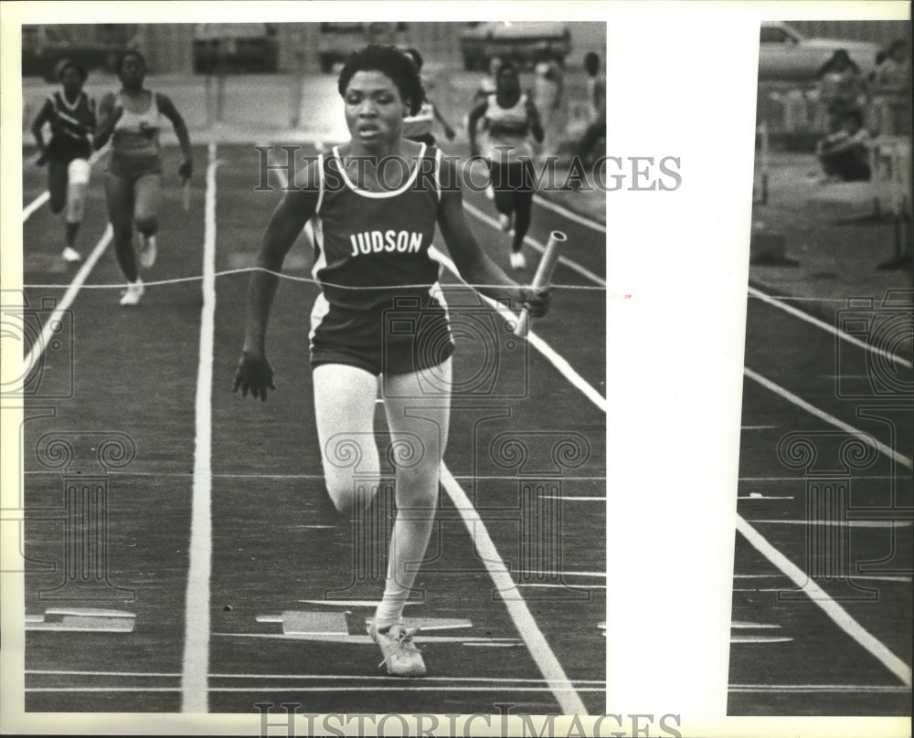 1984 Press Photo Judson relay runner Barbara Flowers competes in a track meet- Historic Images