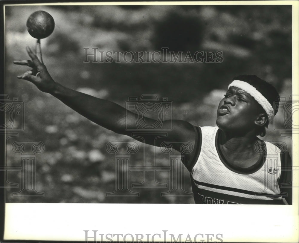 1984 Press Photo Fox Tech shot putter Terri Govan competes at Alamo Stadium- Historic Images