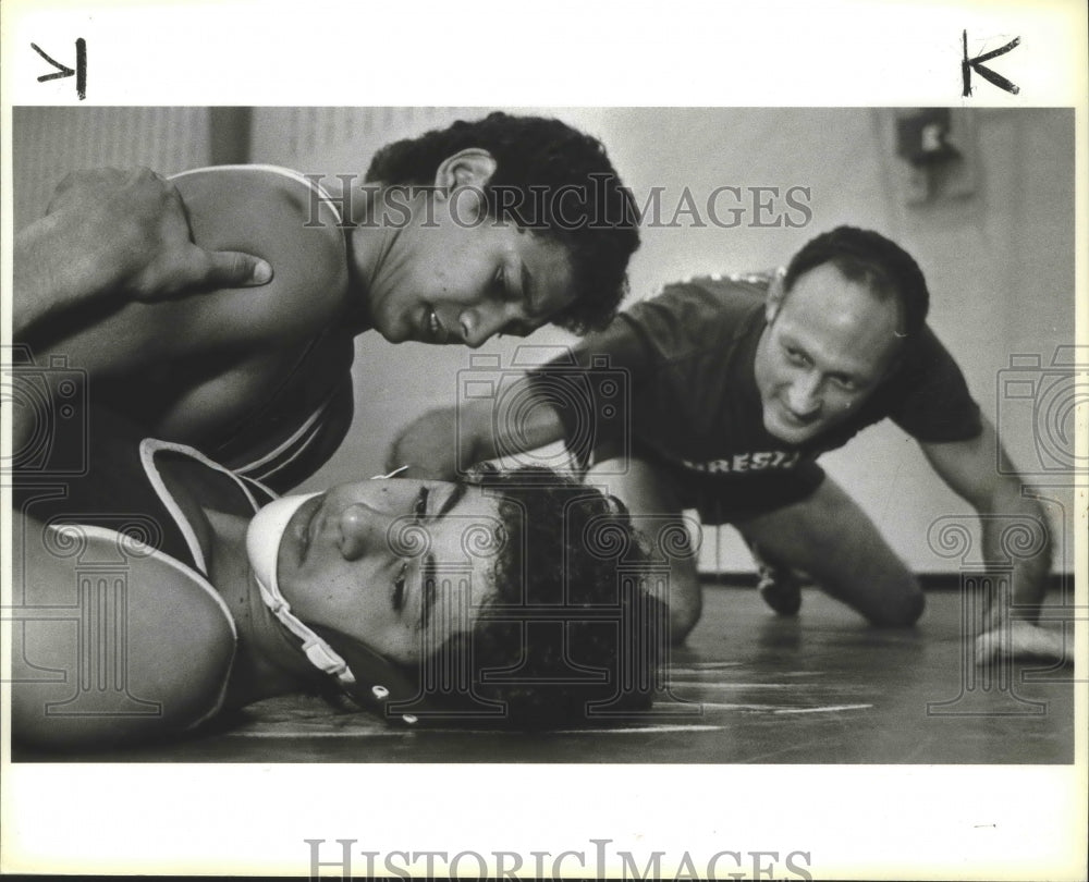 1985 Press Photo Coach Jim Zieker with wrestlers Louis Trevino and Oscar Garcia- Historic Images