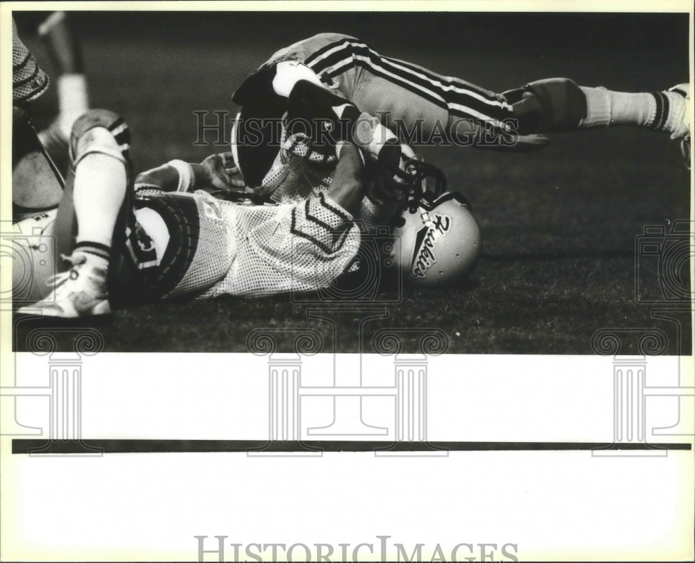 1985 Press Photo Holmes High School football player Wilbur Odom is upended- Historic Images